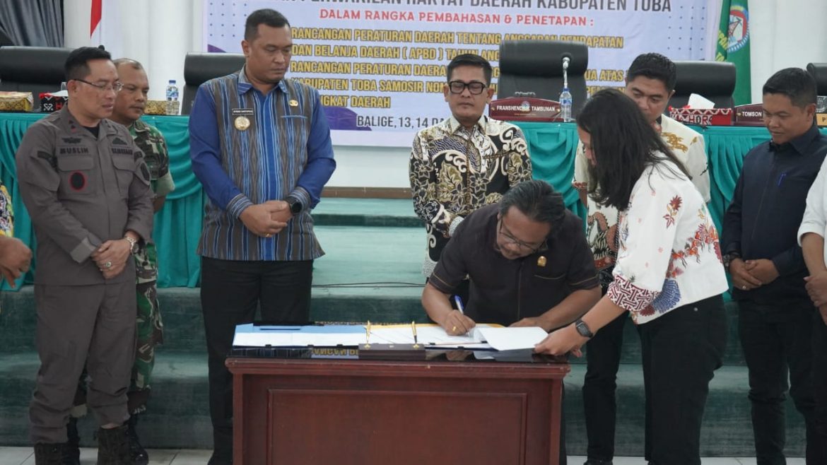 Pemkab dan DPRD Toba Tandatangangi Nota Kesepakatan Ranperda APBD menjadi Perda APBD 2026