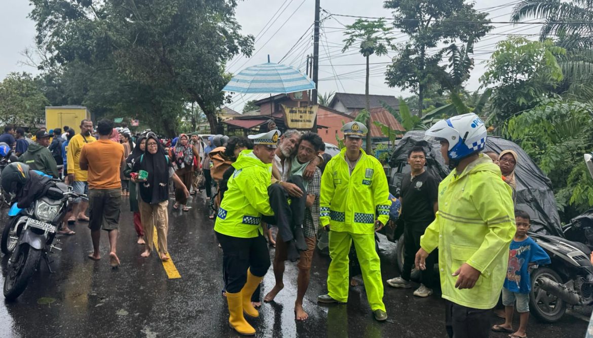 Satlantas Polres Langkat Gelar Patroli Intensif di Jalinsum untuk Pastikan Keselamatan Warga di Tengah Banjir.