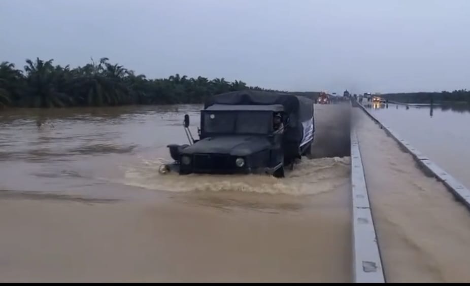 Kapolres Langkat dan Forkopimda Salurkan Bantuan Bansos untuk Pengungsi Banjir di Posko Babalan.