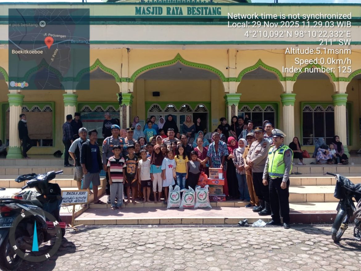 Polres Langkat Salurkan Bansos untuk Pengungsi Banjir di Besitang.