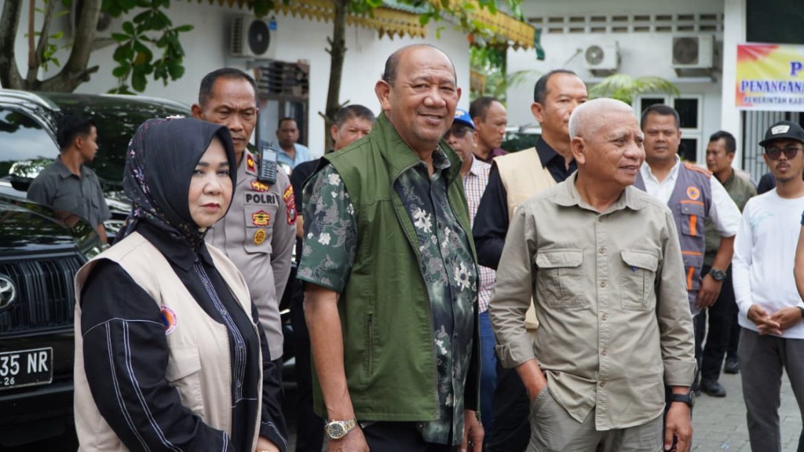 Sinergi Bupati Syah Afandin dan Gubernur Jatim Khofifah Pantau Kondisi Pengungsi Banjir di Langkat.