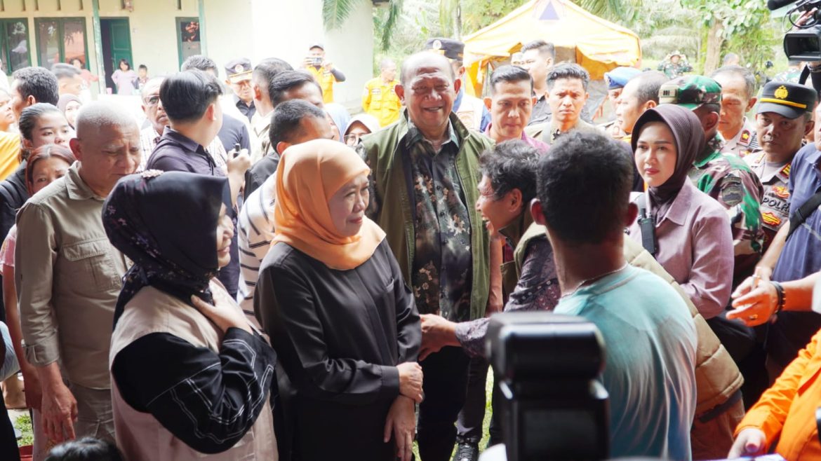 Sinergi Bupati Syah Afandin dan Gubernur Jatim Khofifah Pantau Kondisi Pengungsi Banjir di Langkat.