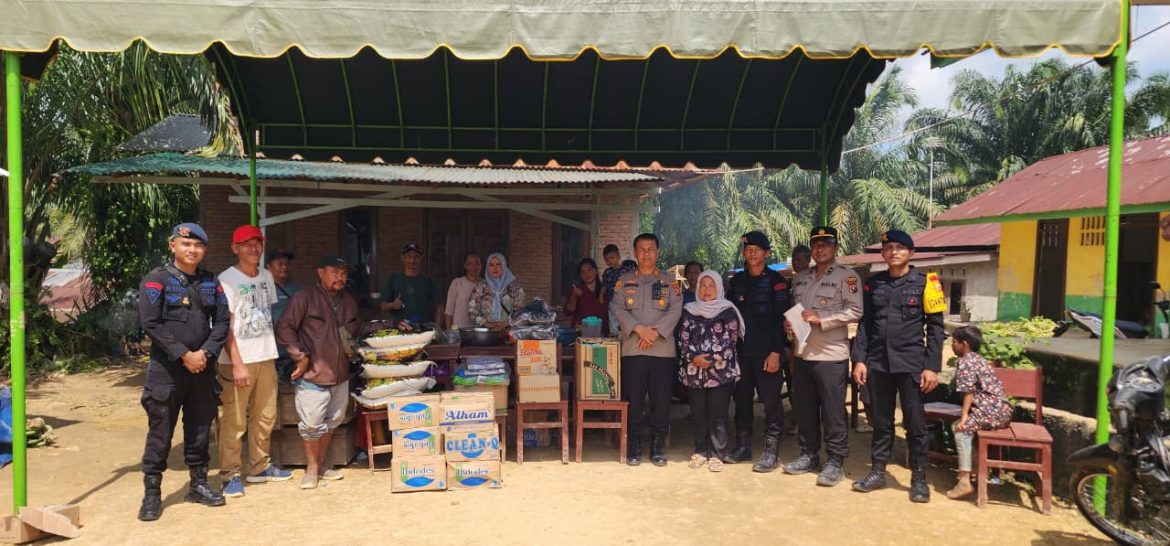 POLRES LANGKAT DISTRIBUSIKAN BANTUAN SEMBAKO UNTUK MASYARAKAT TERDAMPAK BANJIR DI WILKUM POLSEK BESITANG.