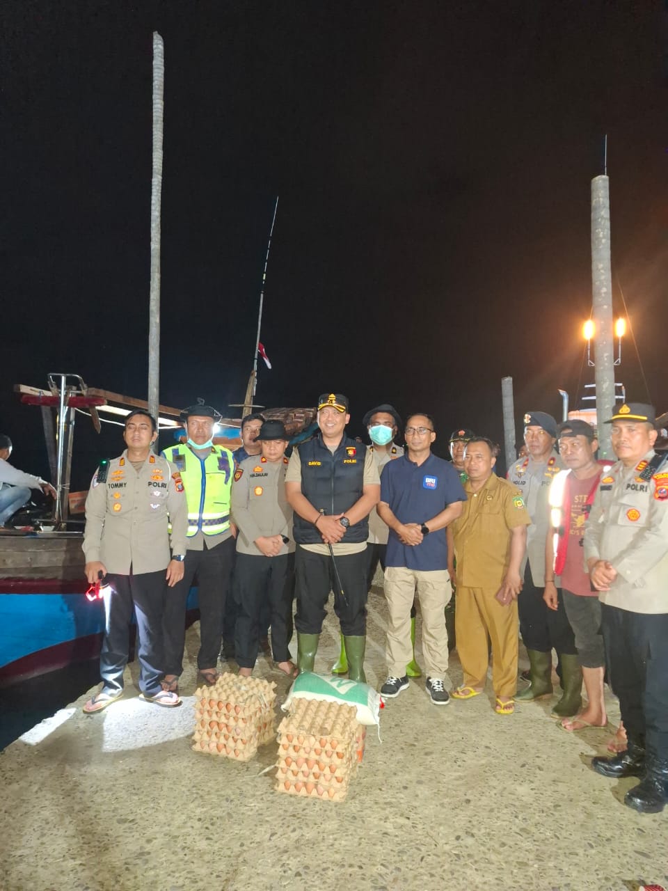 KAPOLRES LANGKAT SALURKAN BANSOS UNTUK WARGA TERDAMPAK BANJIR DI PEMATANG JAYA MELALUI JALUR LAUT.