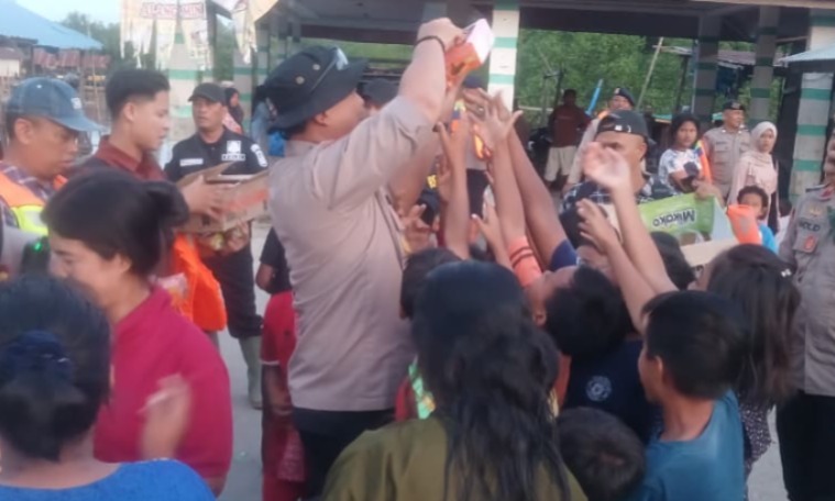 Kapolres Langkat Salurkan Bansos melalui jalur sungai palu, untuk Warga Terdampak Banjir di Dusun Pematang Sentang
