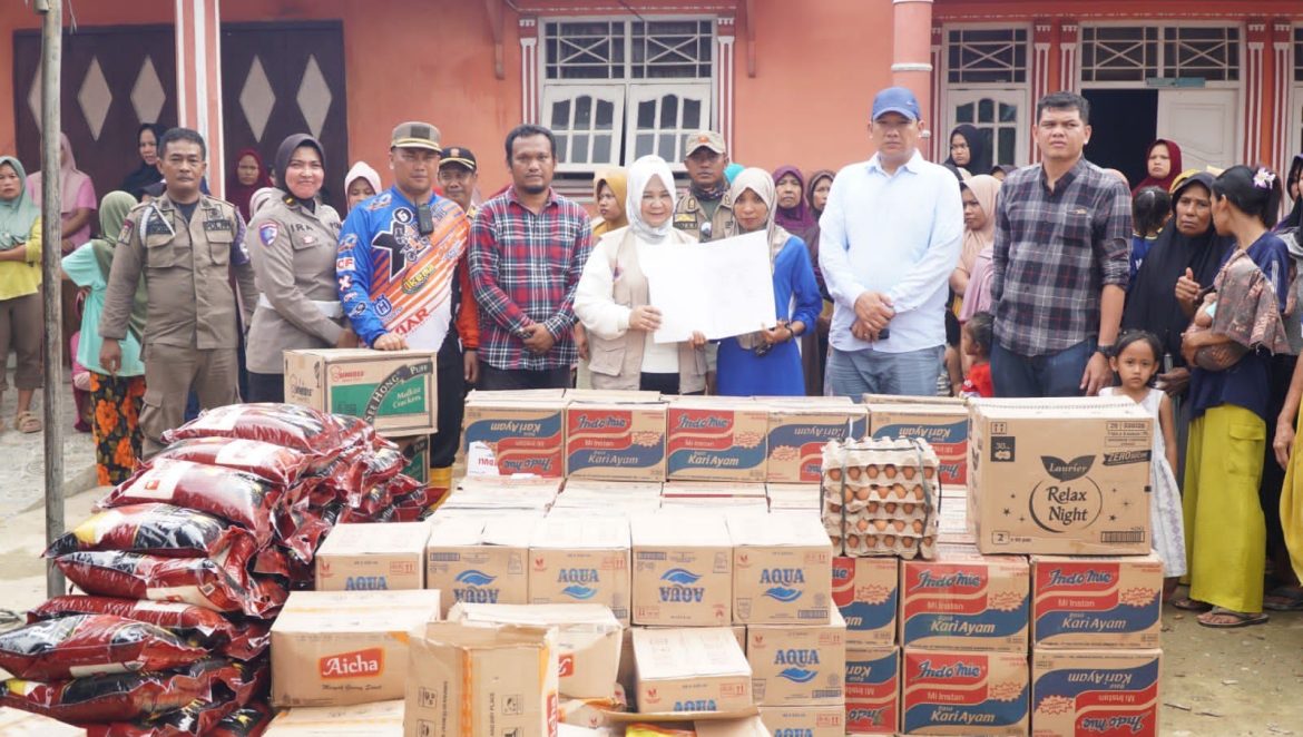 Bupati Langkat Pastikan Kehadiran Pemerintah, Salurkan Bantuan ke Warga Salahaji Pematang Jaya