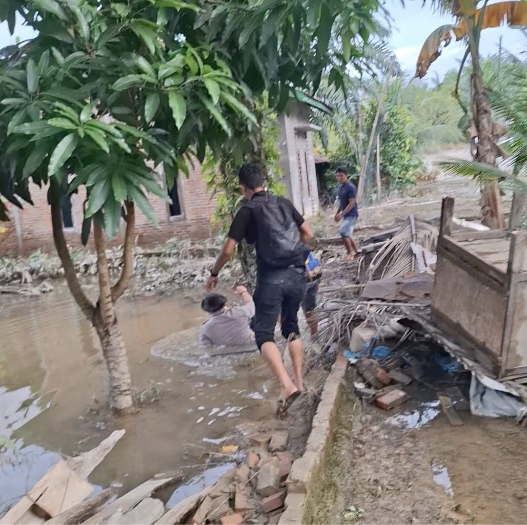 Kapolres Langkat Tercebur Saat Salurkan Bansos Banjir, Tetap Utamakan Warga