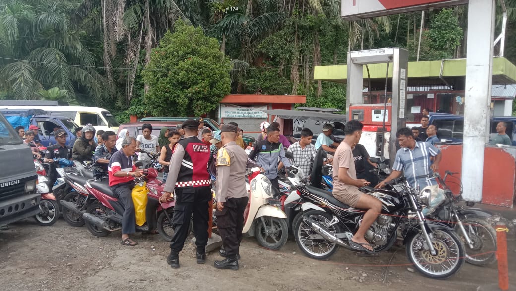 Antisipasi Antrian Kendaraan Roda Dua dan Empat, Saat Pengisian BBM, Polsek Panti Siagakan Personel SPBU Panti