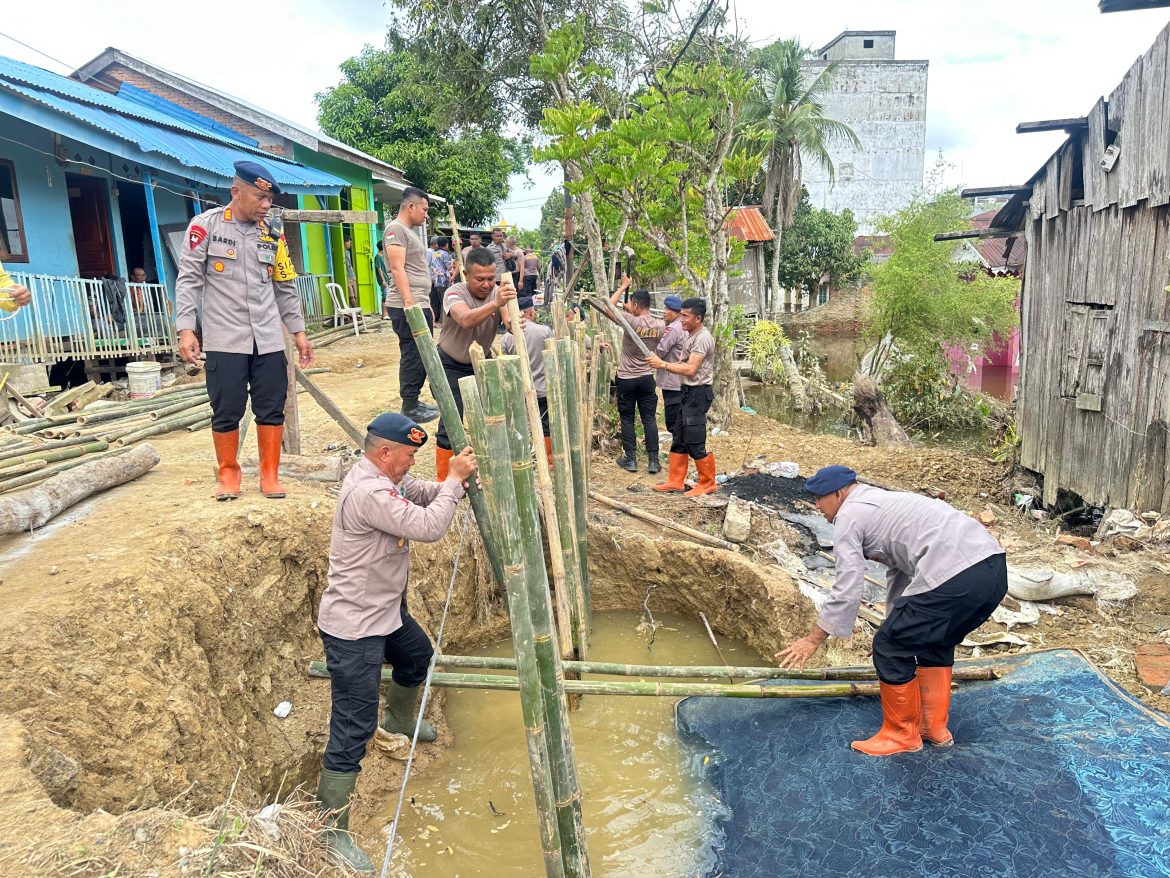 Brimob Polda Sumut Terus Perbaiki Tanggul Jebol di Tanjung Pura, Danyon: Utamakanb Kepentingan Masyarakat.