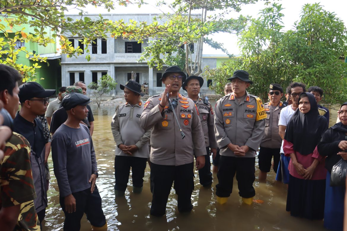 Kapolres Langkat dan Jajaran Salurkan Bantuan Banjir untuk Warga Institut Jam’iyah Mahmudiyah Tanjung Pura.