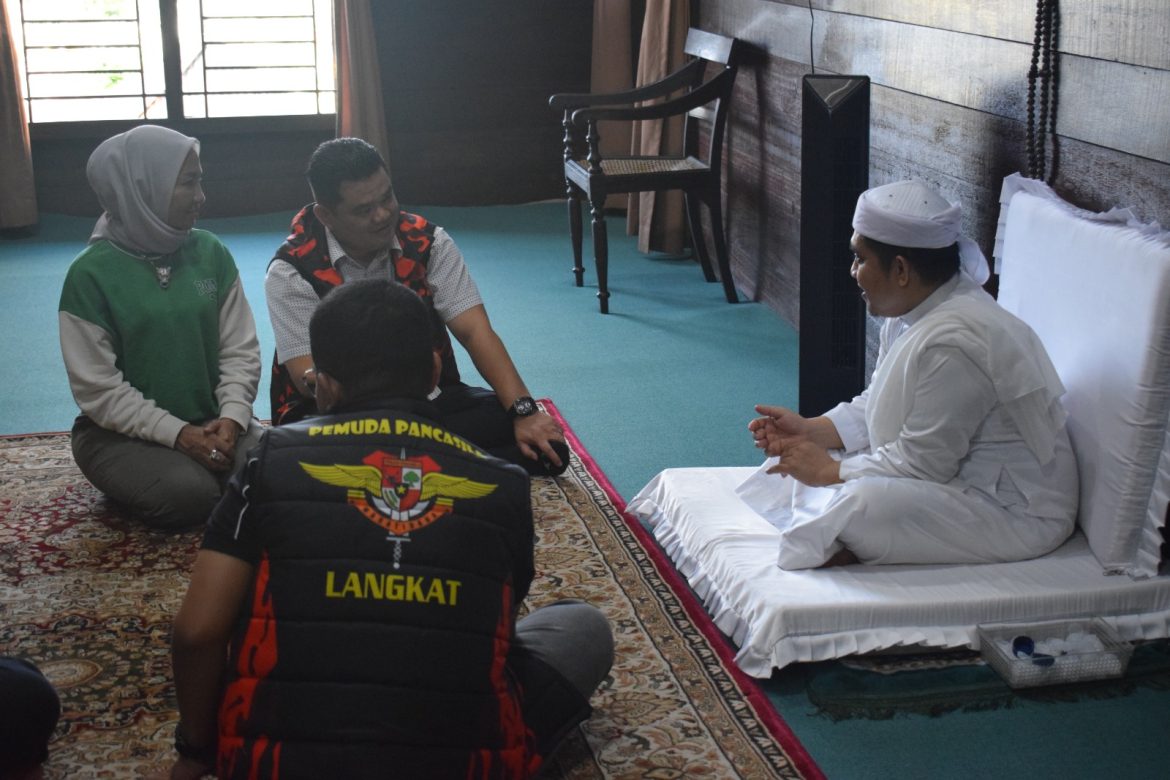 Ketua DPRD Langkat Serahkan Bantuan untuk Tuan Guru Babussalam dan Warga Terdampak Banjir.