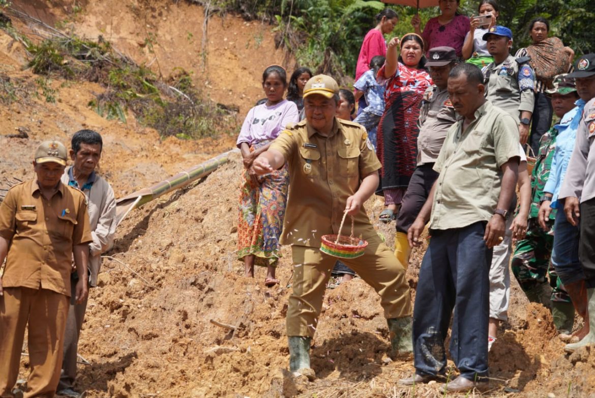 ‎Pemkab Taput Gelar Tabur Bunga dan Salurkan Bantuan bagi Keluarga Korban Bencana di Parmonangan
