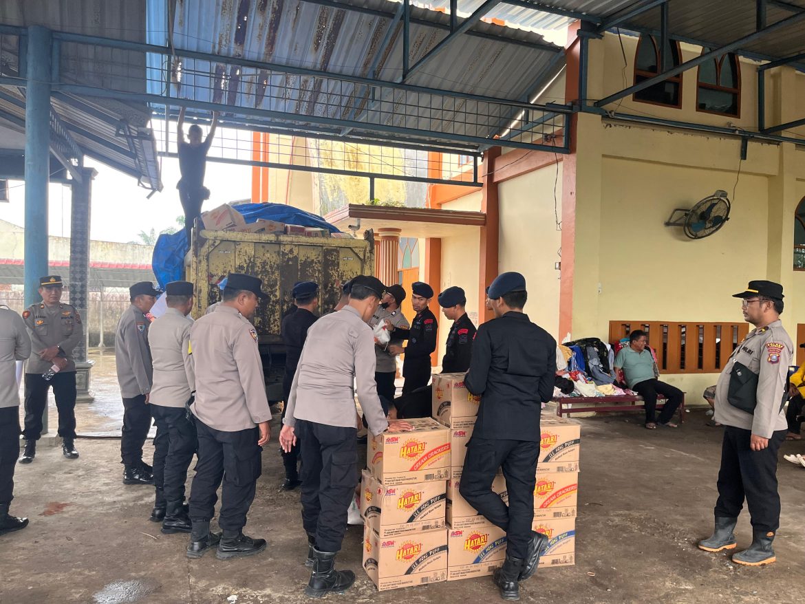 Polres Langkat Salurkan Bantuan Logistik kepada Jemaat Gereja Terdampak Banjir di Besitang