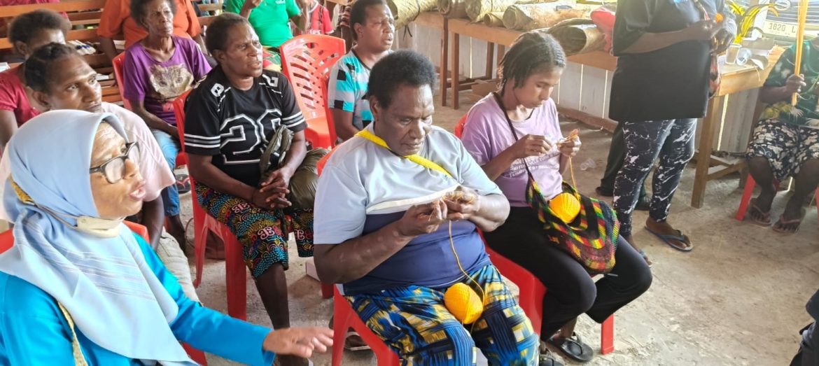 Nawaripi Bangun SDM OAP Lewat Anyaman & Lomba Renang Tradisional