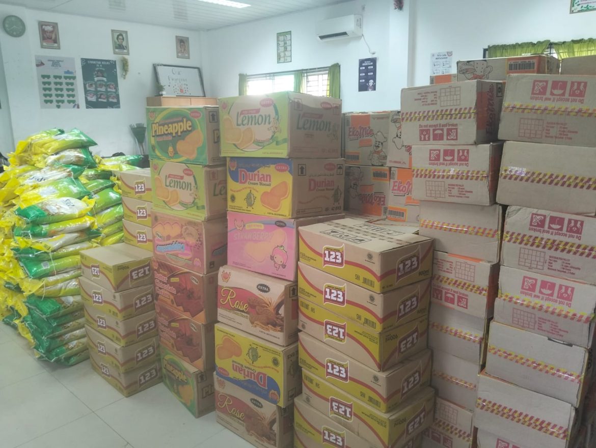 Kapolres Langkat Salurkan Bantuan Kapolri untuk Warga Terdampak Banjir di Tanjung Pura