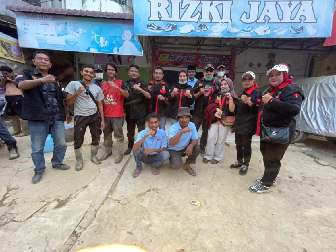 Adi Warman Lubis Pimpin Langsung Aksi Kemanusiaan, DPP TKN Kompas Nusantara Salurkan Ratusan Paket Bantuan ke Kuala Simpang