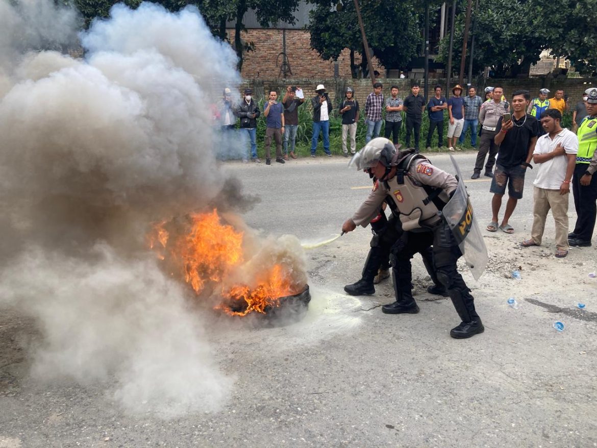 Ratusan Massa (AMPRP) Menggelar Aksi Unjuk Rasa di Mapolres Toba