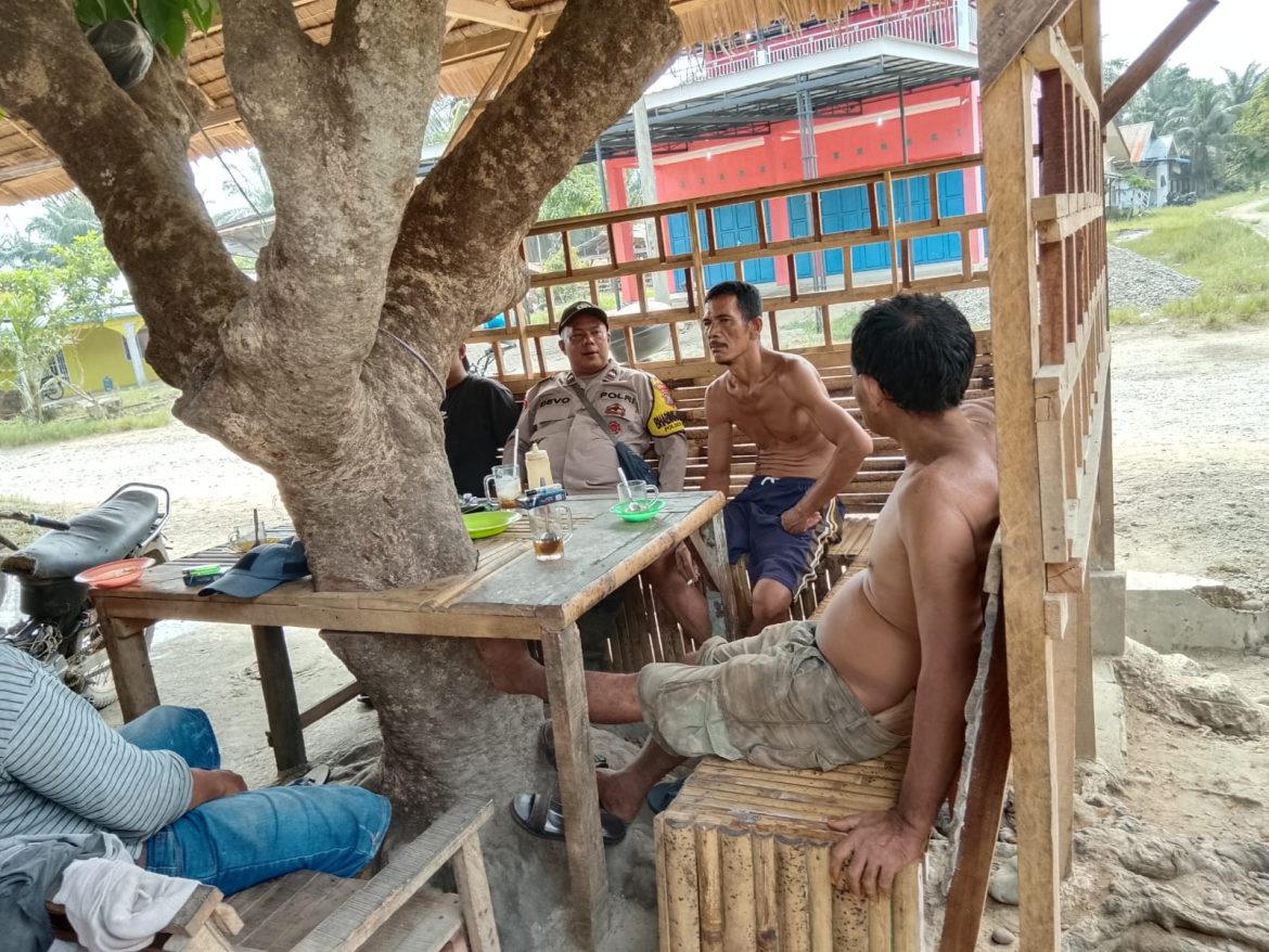 Bhabinkamtibmas Desa Kebun Balok Sampaikan Imbauan Kamtibmas, Ajak Warga Jaga Kerukunan.