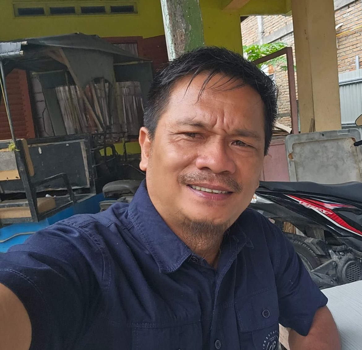 Suardin Nazara Bantah Tuduhan Terlibat Penutupan Pintu dan Penanaman Pohon Pisang di SMAN 1 Lahewa Timur