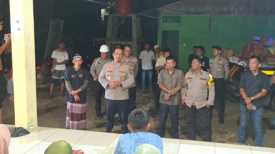 Kapolres Langkat Salurkan Bantuan Sosial kepada Warga Terdampak Banjir di Pangkalan Brandan.