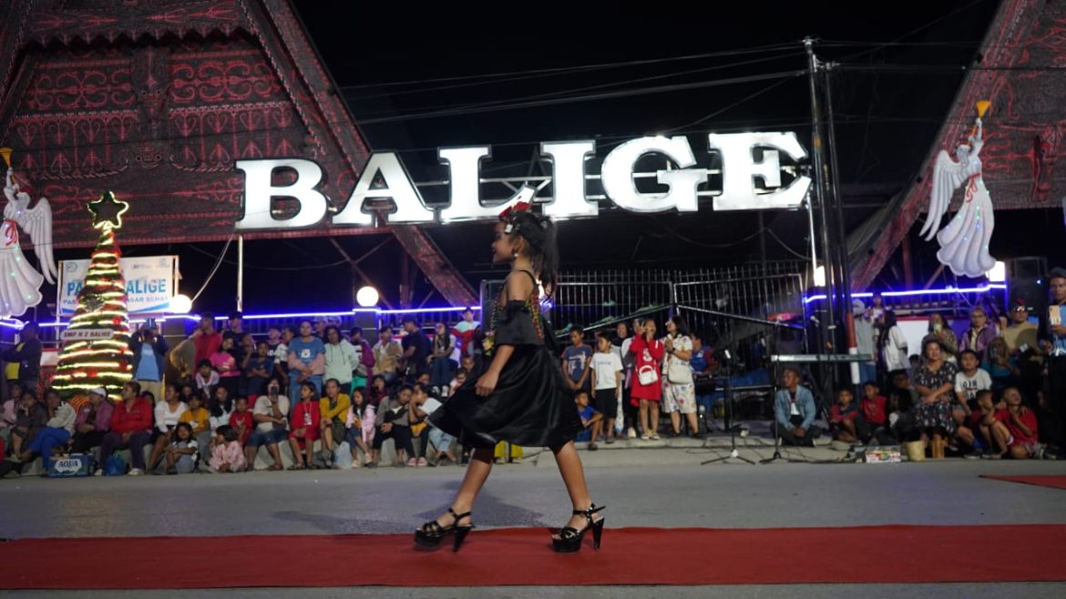 Car Free Night Tampilkan Fashion Show Nuansa Paduan Natal dan Budaya