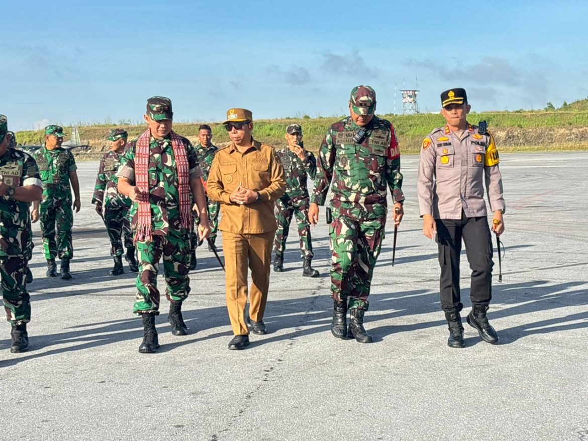 Bupati Tapanuli Utara Sambut Kedatangan Pangdam I/Bukit Barisan di Bandara Silangit