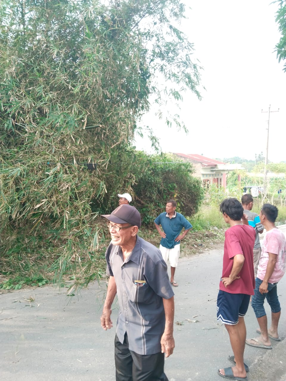 Perangkat Desa Janji-Janji Bersihkan Jalan Dusun, Masyarakat Kompak Besihkan Langsung