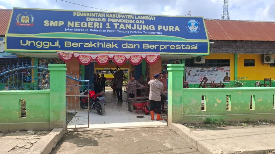 Brimob Polda Sumut Turun Tangan Bersihkan SMP Negeri 1 Tanjung Pura Pasca Banjir.