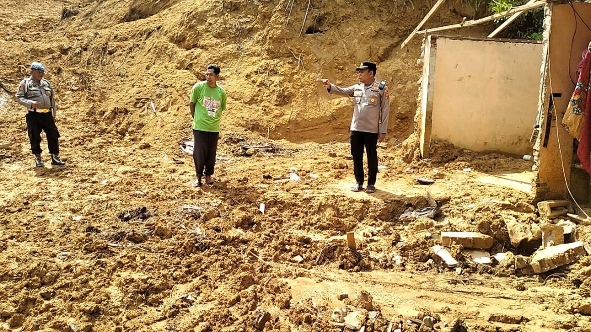 Polri Hadir untuk Pemulihan Pasca Banjir di Sei Lepan, Gelar Bakti Kesehatan dan Gotong Royong Bersama Warga.