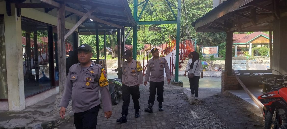 Bhabinkamtibmas Polsek Bahorok Laksanakan Patroli di Kawasan Wisata Bukit Lawang.