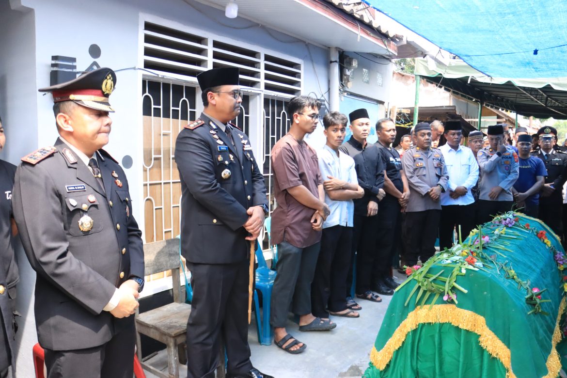 Polres Langkat Gelar Upacara Tradisi Kepolisian untuk Almarhum AIPTU Suriadi.
