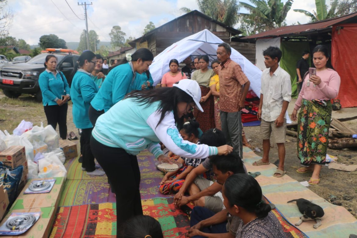 Ketua TP PKK Tapanuli Utara Datangi Korban Kebakaran Parmonangan, Serahkan Bantuan dan Dukungan Moril