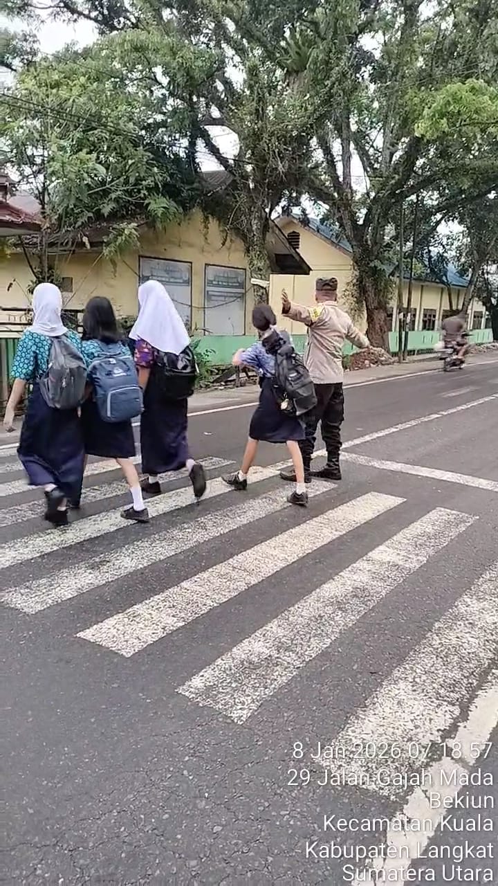 Bhabinkamtibmas Polsek Kuala Laksanakan Pengaturan Lalu Lintas di Kawasan Sekolah, Kapolres Beri Apresiasi.
