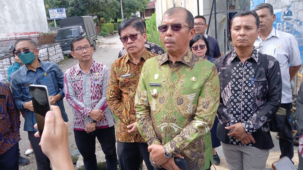 Wakil Bupati Toba Terjun Meninjau Beberapa Titik Drainase yang Menyebabkan Air Tergenang di Kota Balige