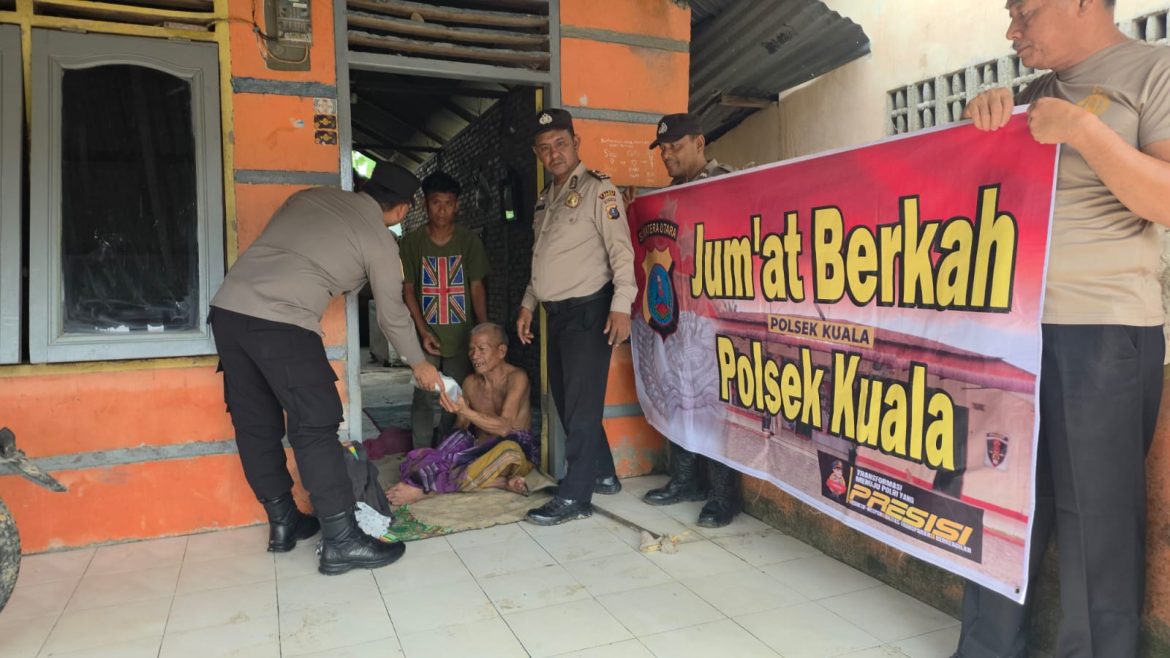 Polsek Kuala Gelar Jumat Berkah, Bagikan Nasi Bungkus untuk Warga Terdampak Banjir