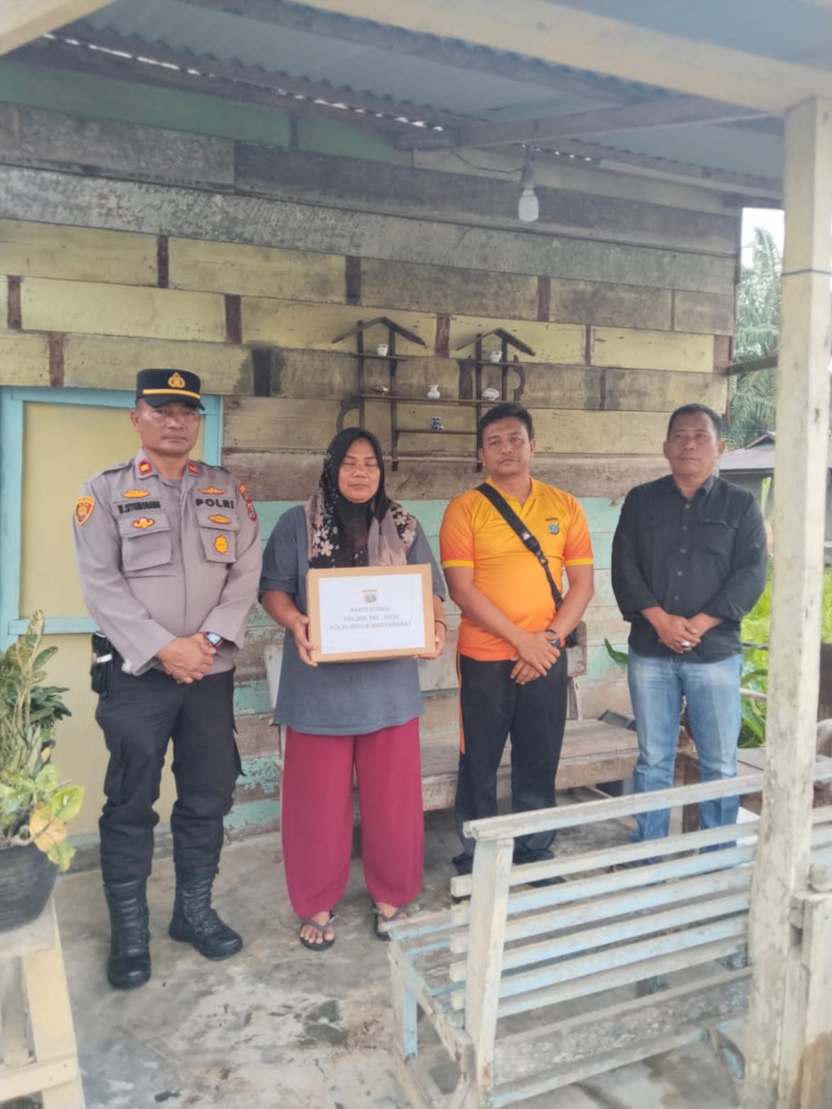 Polsek Pangkalan Susu Gelar Bakti Sosial, Salurkan Sembako kepada Warga Kurang Mampu.