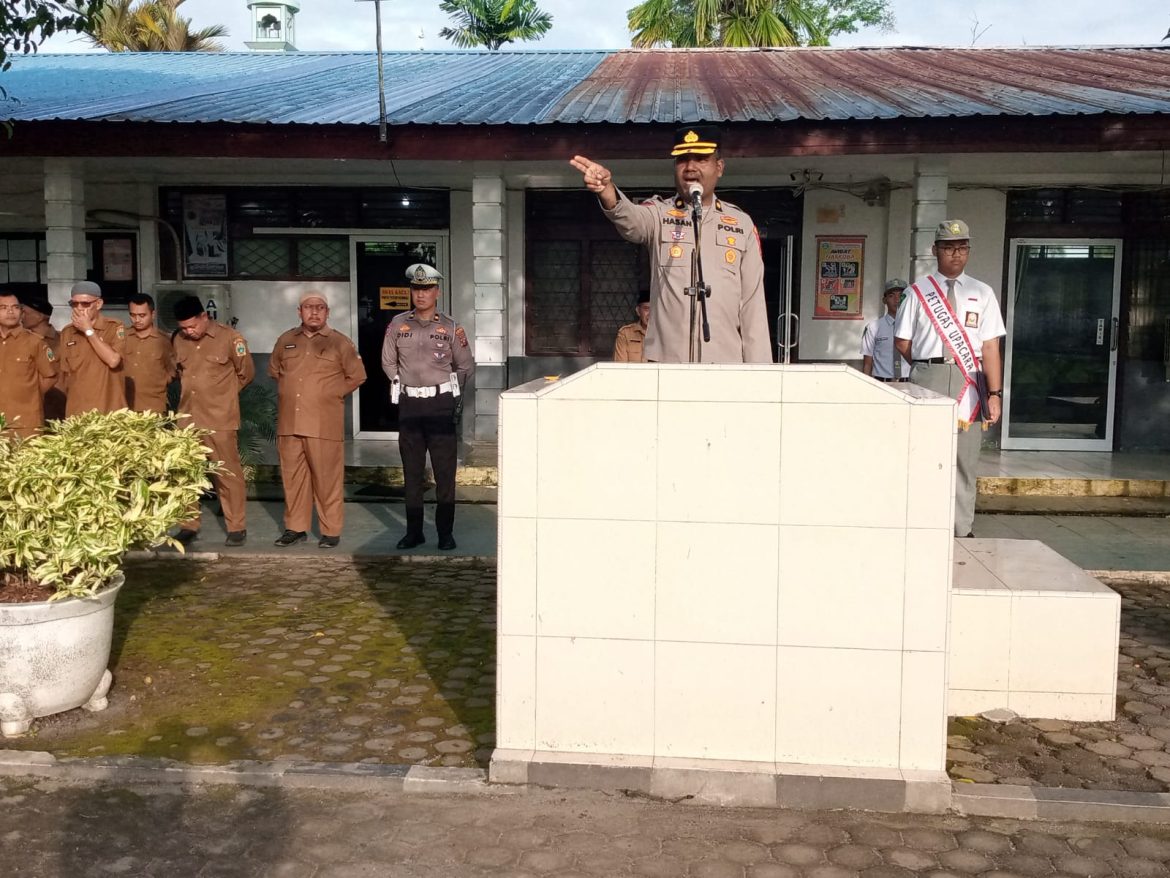 Kabag SDM Polres Langkat Jadi Pembina Upacara di SMA Negeri 1 Stabat, Kapolres Tegaskan Program Pembinaan Pelajar Dilaksanakan hingga Polsek Jajaran.