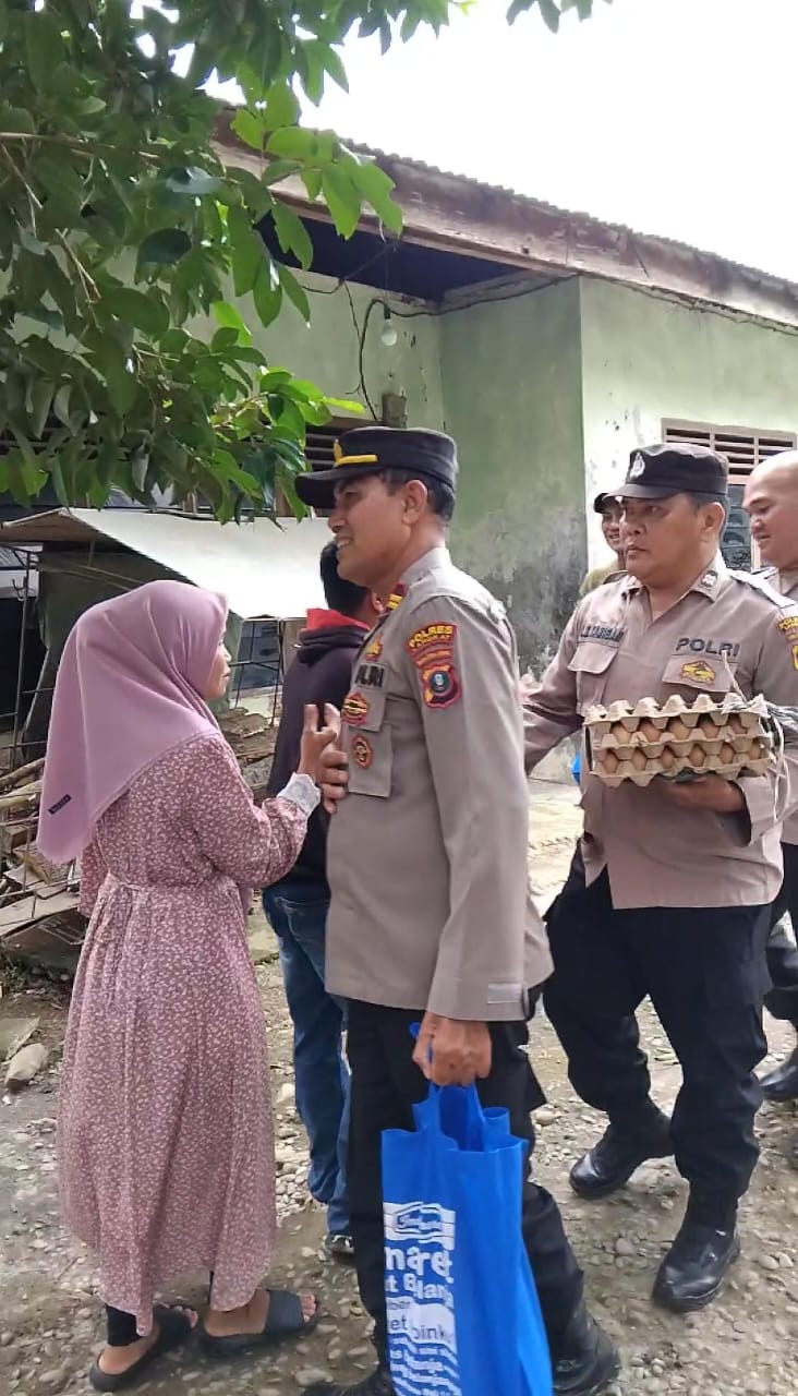 Polsek Salapian Salurkan Bantuan Sosial kepada Korban Kebakaran Rumah di Lau Tepu.