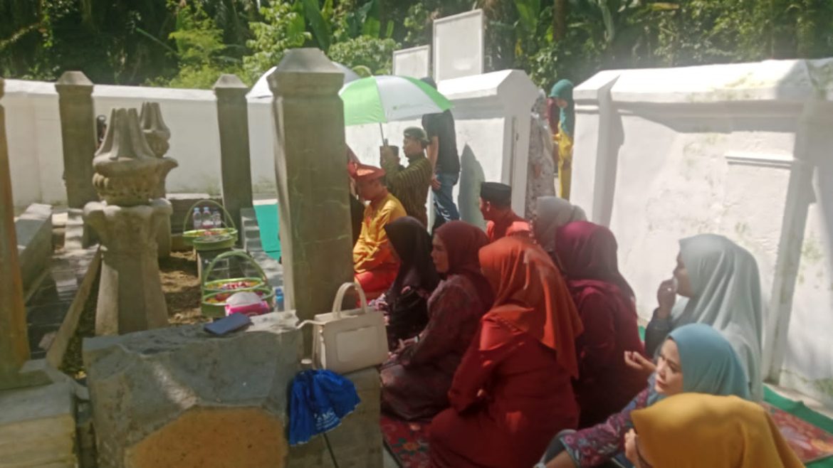 Dalam Rangka Menyambut Hari Jadi Kabupaten Langkat Ke-80 Sebagai Amal Bhakti Sekda Langkat dan Ibu Bupati Langkat Berjiarah Ke Makam Datuk Raja Ahmad Dusun-1 Kepala Sungai Kecamatan Secanggang.