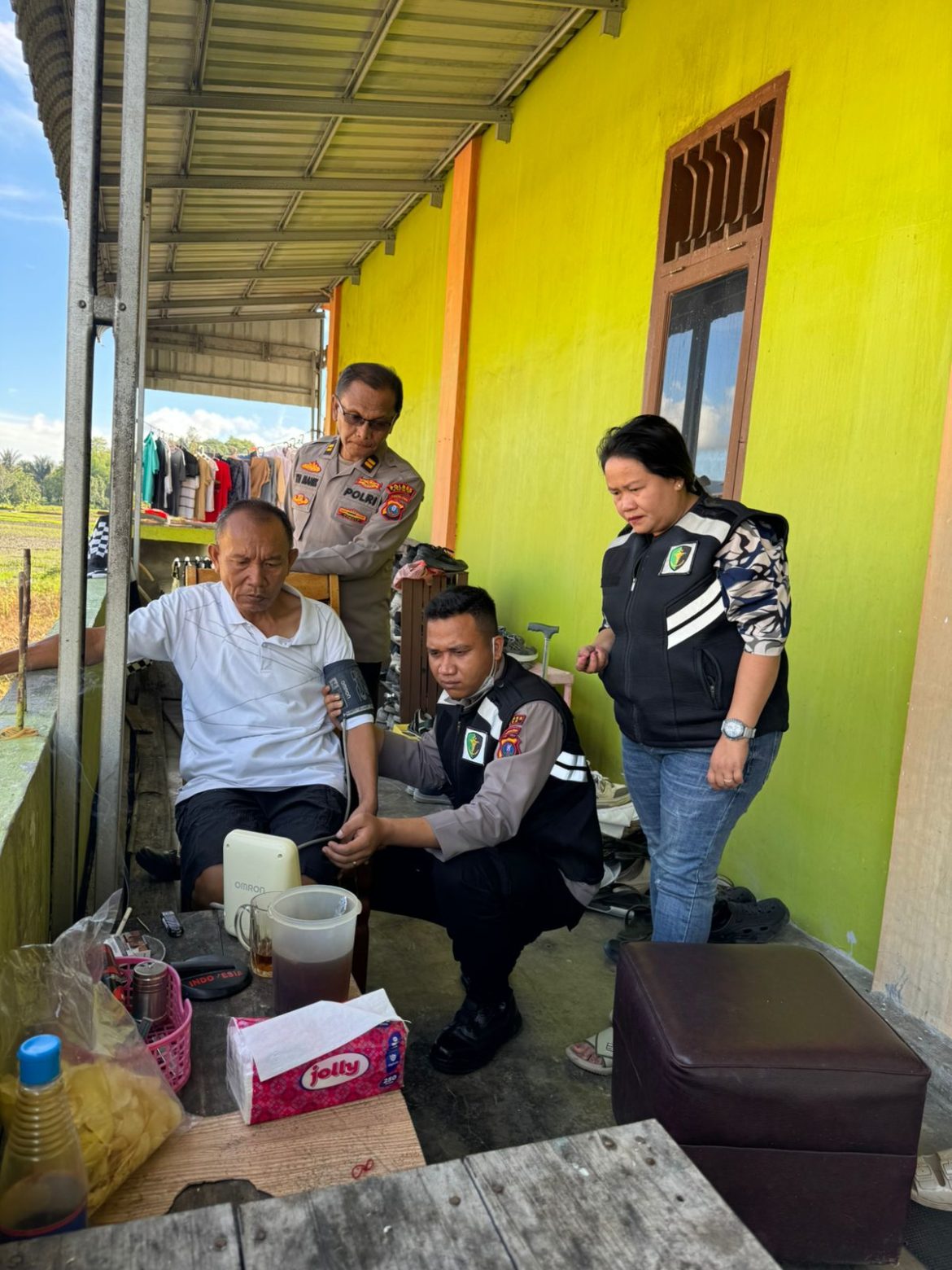 Si Dokkes Polres Toba Beri Layanan Home Visit Bagi Personel Yang Sakit