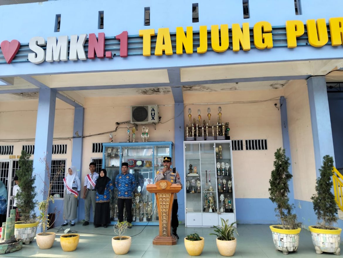 Polsek Tanjung Pura Laksanakan Program Police Go To School di SMK Negeri 1 Tanjung Pura.