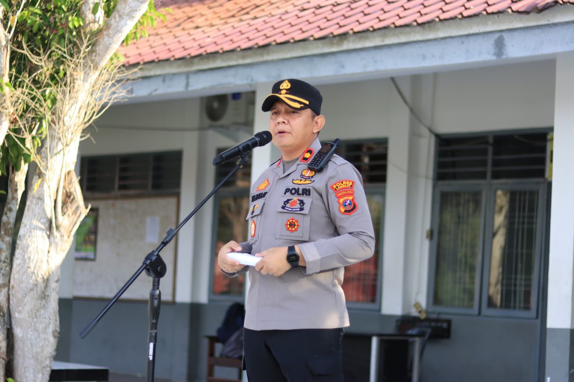 Wakapolres Langkat Jadi Pembina Upacara di SMK Negeri 1 Stabat, Tekankan Disiplin dan Bahaya Narkoba.