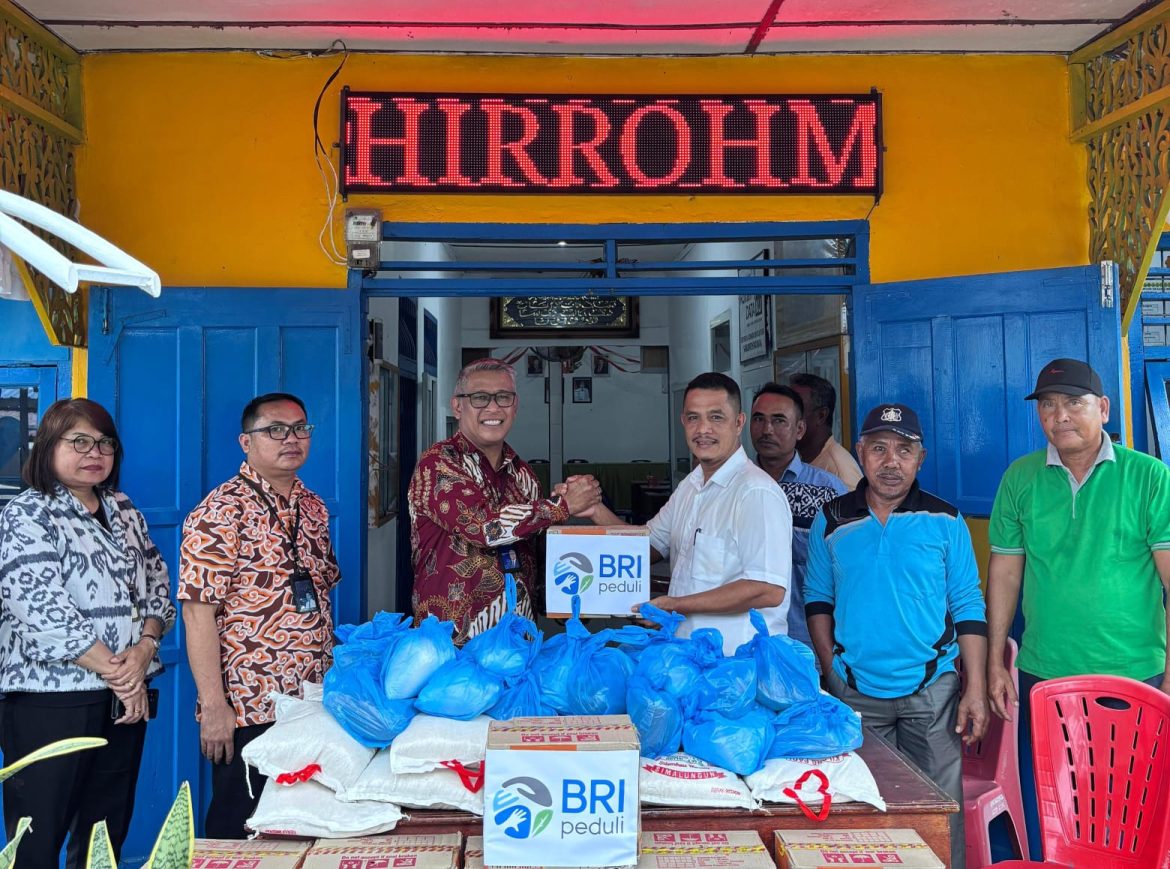 BRI Kantor Cabang Perdagangan Salurkan Bantuan Bencana Alam untuk Warga Desa Gambus Laut dan Desa Perupuk