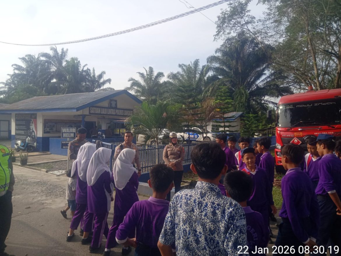 Satlantas Polres Langkat Edukasi Anak-Anak Soal Tertib Lalu Lintas.