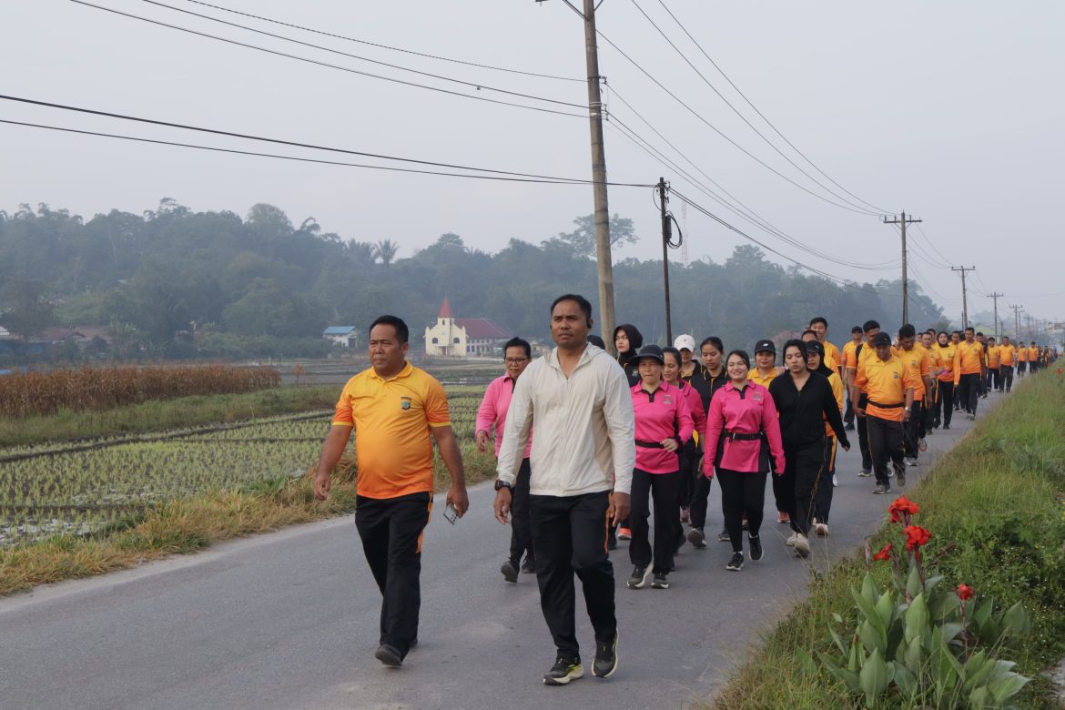 Olahraga Jalan Santai Jumat Pagi Bersama Keluarga Besar Polres Toba