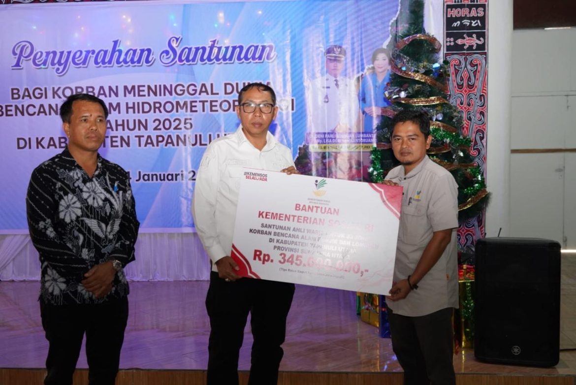 Bupati Taput Serahkan Santunan kepada Ahli Waris Korban Bencana Hidrometeorologi Tahun 2025