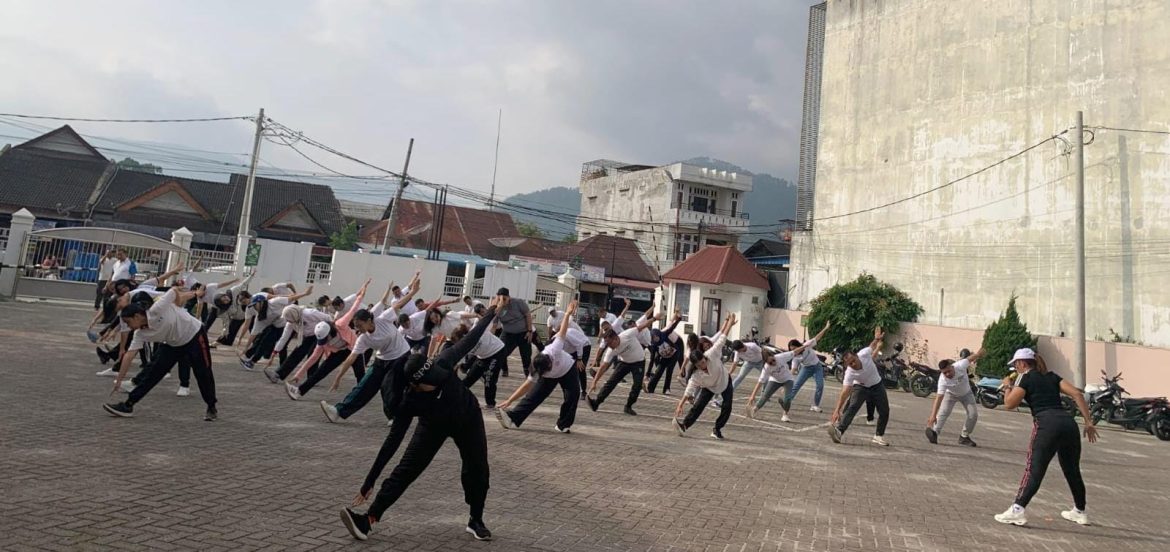 Puluhan Pegawai Antusias Ikuti Senam Sehat BRI BO Balige–PN Balige
