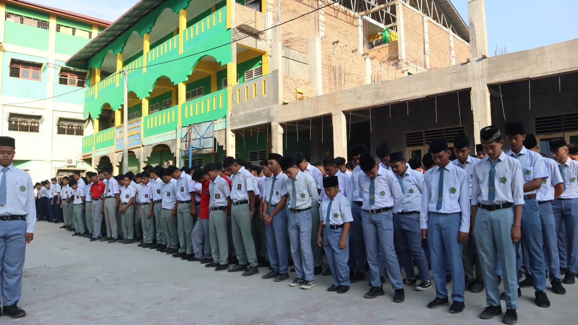 Kabag Ops Polres Langkat Jadi Pembina Upacara di Yaspen Al-Maksum Stabat, Tekankan Disiplin dan Bahaya Narkoba.