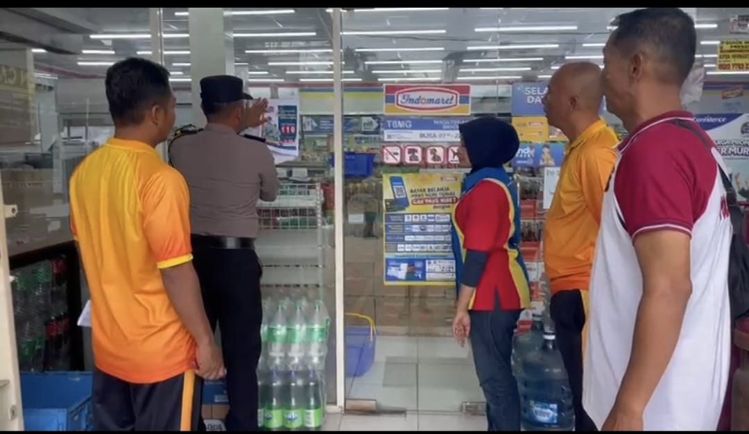 Polsek Bahorok Pasang Stiker Call Center 110 di Tempat Keramaian, Permudah Akses Pengaduan Masyarakat.