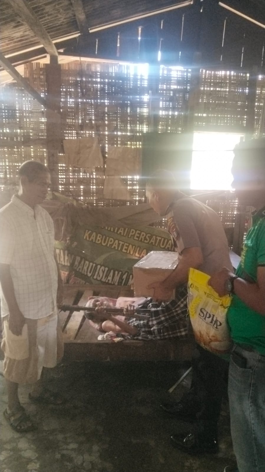 Polsek Gebang Gelar Jumat Berkah, Salurkan Bantuan Sembako Kepada Warga Kurang Mampu.